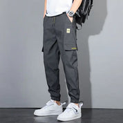 Pantalón cargo holgado con múltiples bolsillos